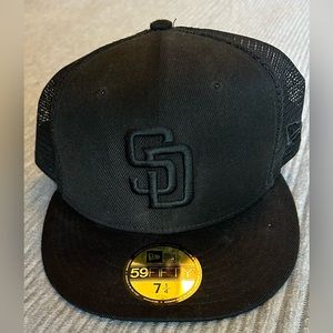 San Diego Padres hat. Mesh back fitted 7 & 1/4